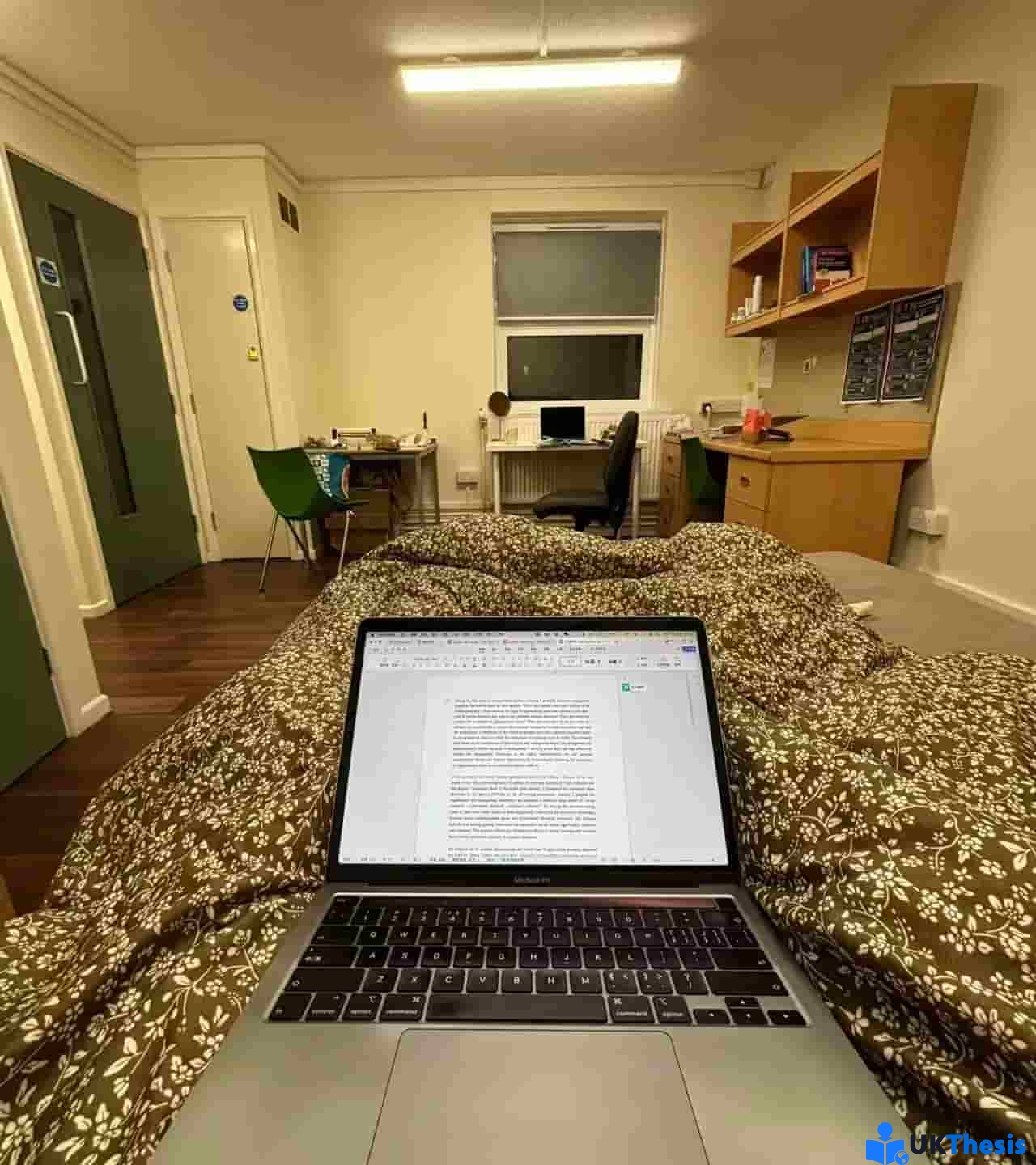 留学生正在宿舍熬夜代写社会学硕士论文-优客网ukthesis26年历史老品牌